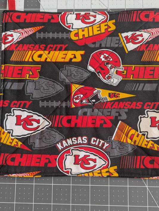 6962d7ad3c88180e99189941_chiefs-pennant-potholder-close_1769622189175.jpg