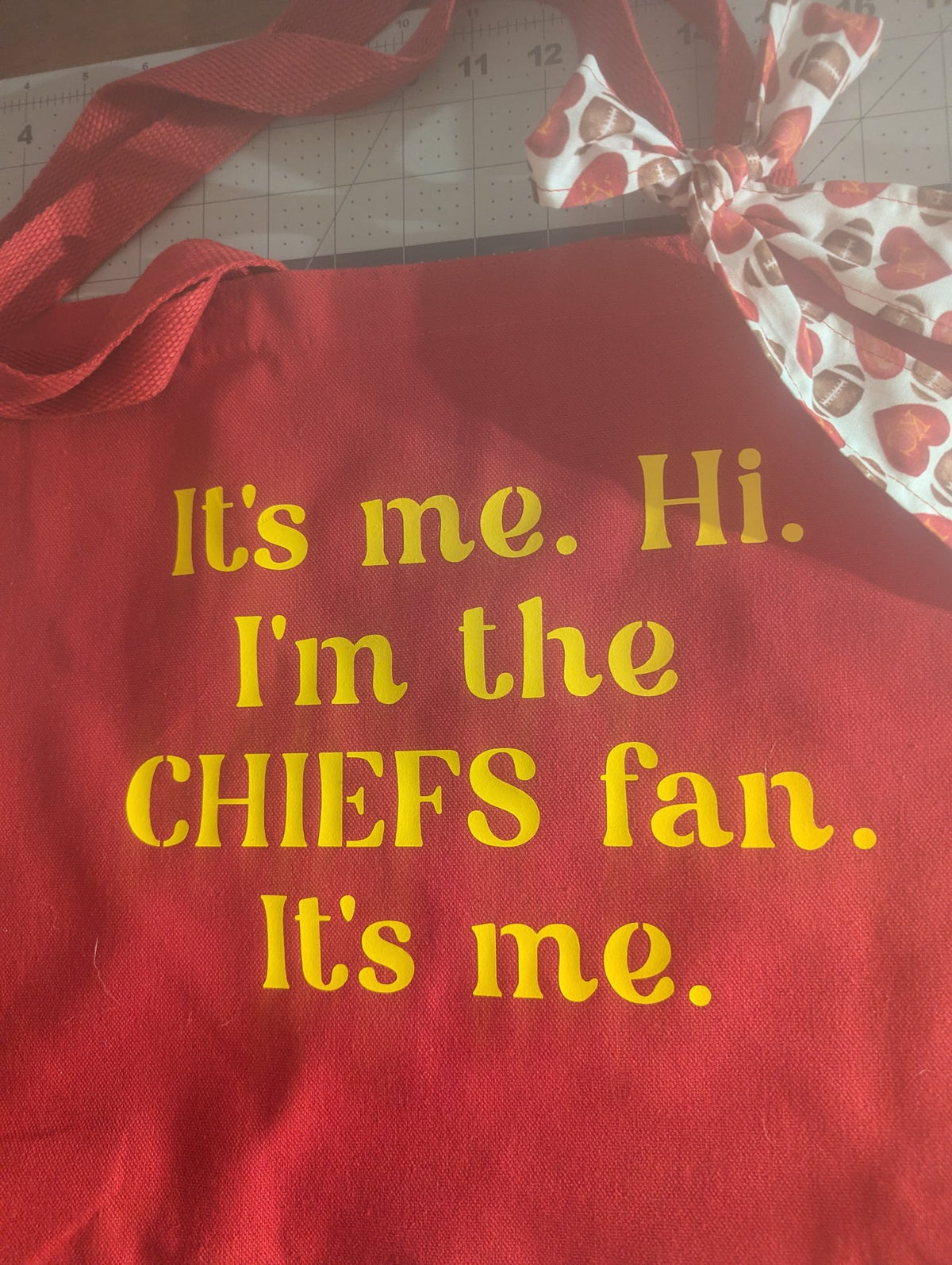 6962d7ad3c88180e99189941_its-me-tote-football-heart-bow-flat-close_1787853043818.jpg