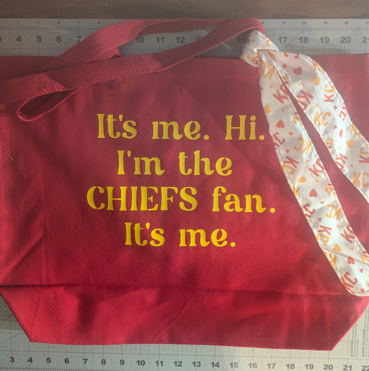 6962d7ad3c88180e99189941_its-me-tote-kc-heart-flat-large_1787853378412.jpg
