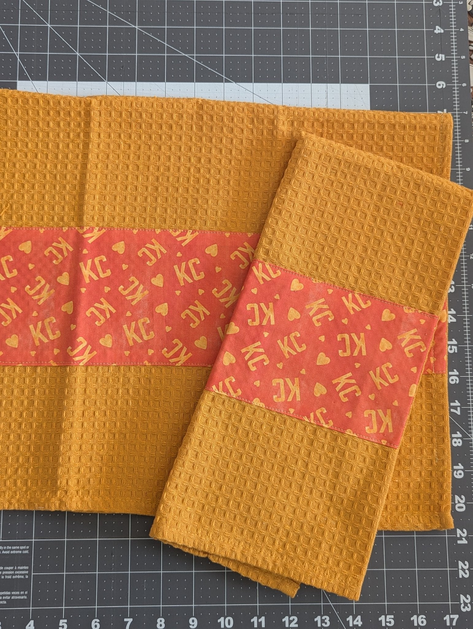 6962d7ad3c88180e99189941_kc-hearts-red-towel-gold_1769620935520.jpg