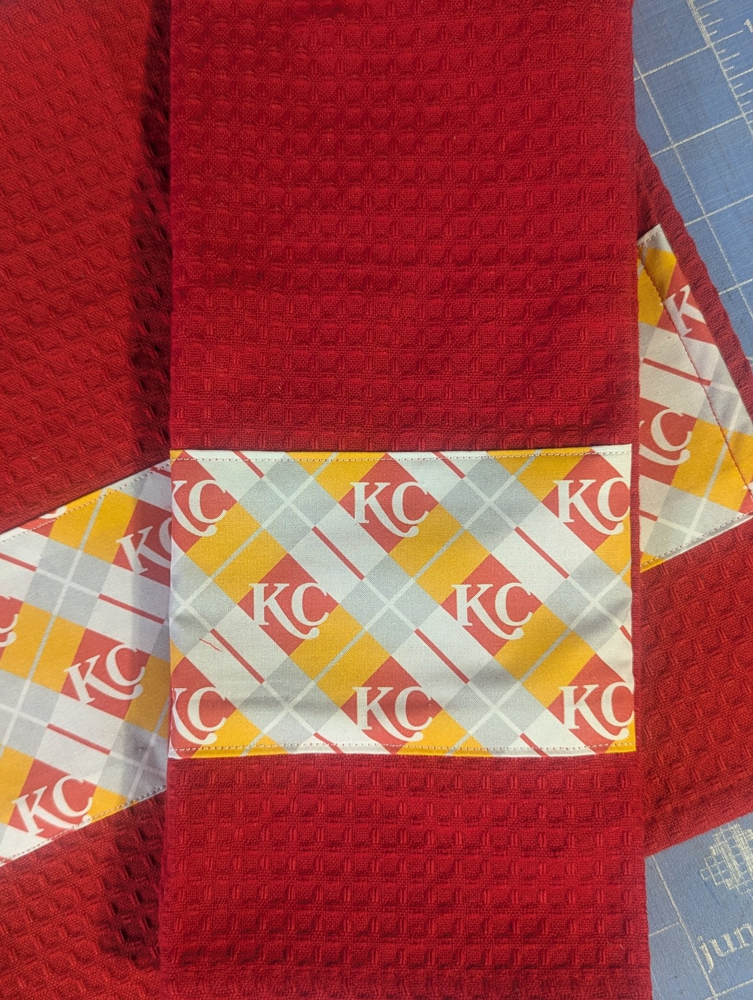 6962d7ad3c88180e99189941_towel-kc-chiefs-plaid-red-close_1769473525954.jpg