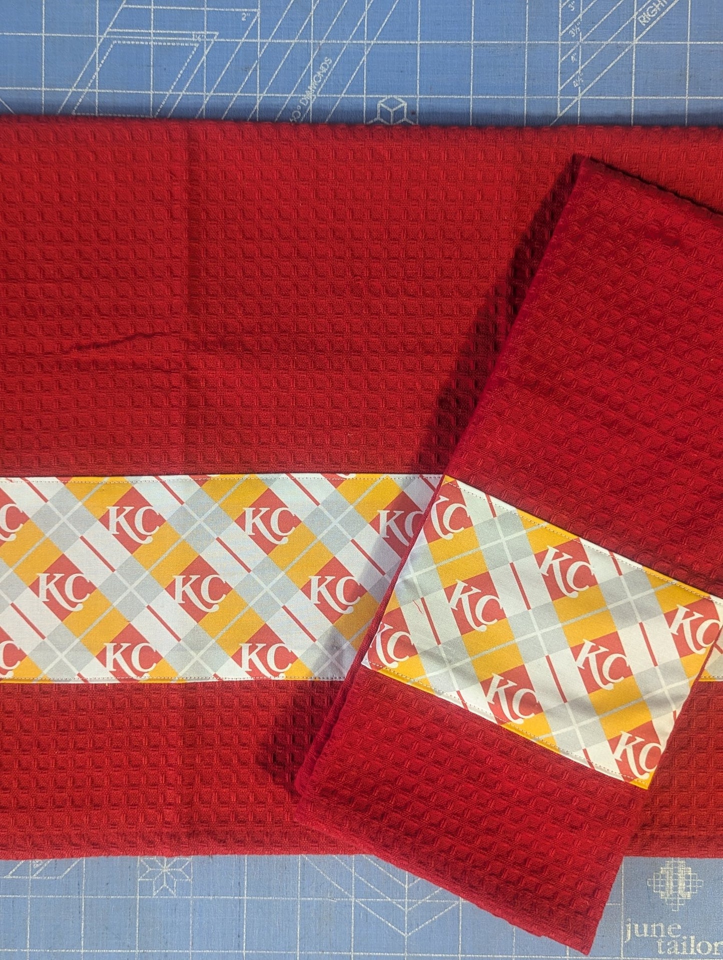 6962d7ad3c88180e99189941_towel-kc-chiefs-plaid-red_1769473525955.jpg
