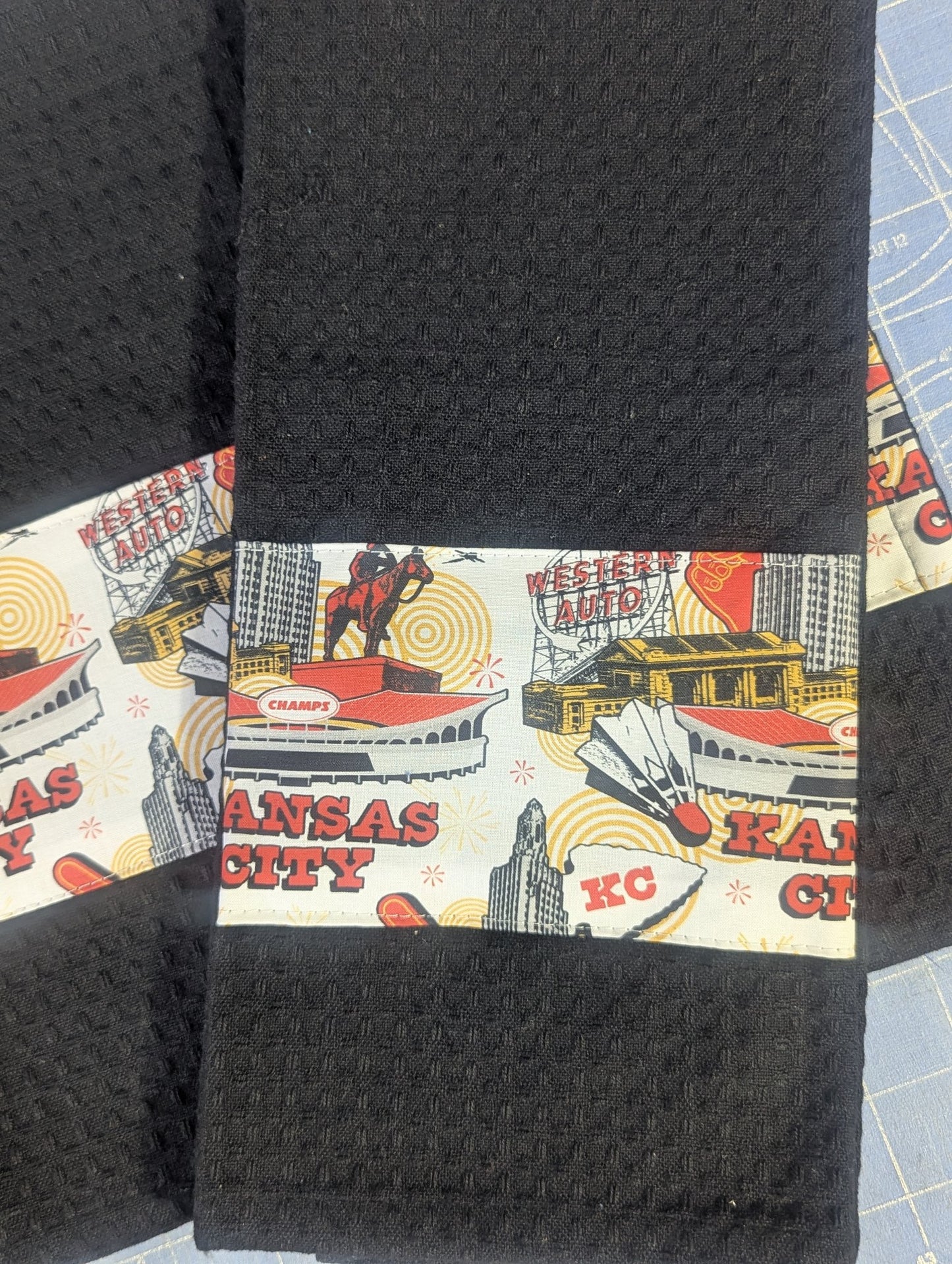 6962d7ad3c88180e99189941_towel-kc-landmarks-black-close_1769473759763.jpg